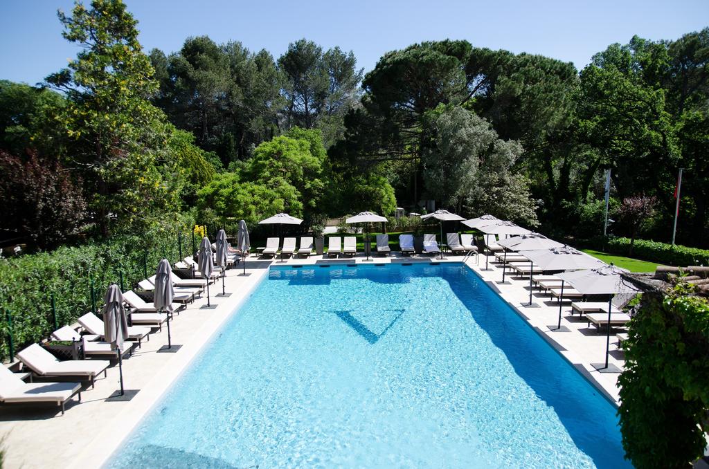 Photographie d'une piscine rénovée par BulÉo hôtel Valrugues à St Rémy de Provence