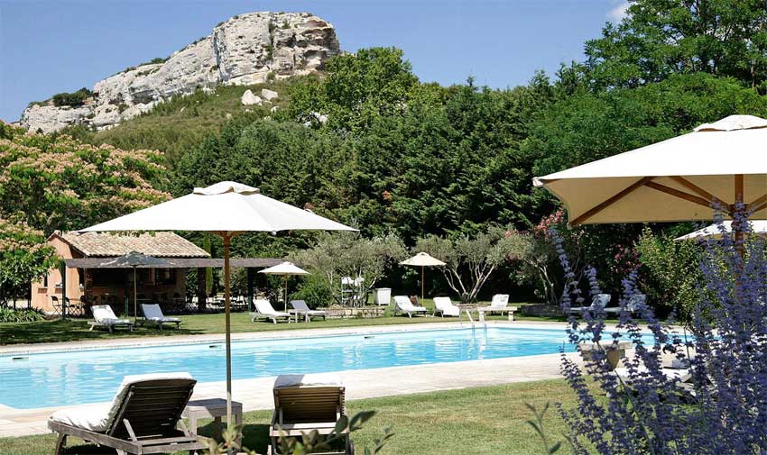 Photographie d'une piscine d’hôtel cabro d'or au cœur des Alpilles par Buléo