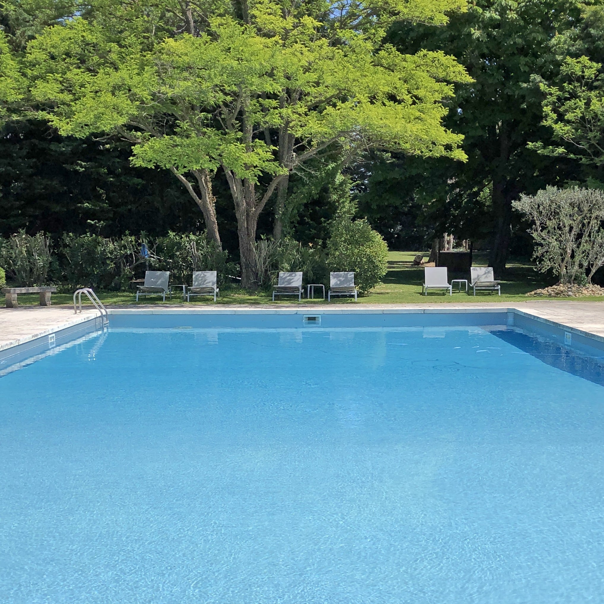 Photographie d'une piscine d’hôtel cabro d'or au cœur des Alpilles par Buléo