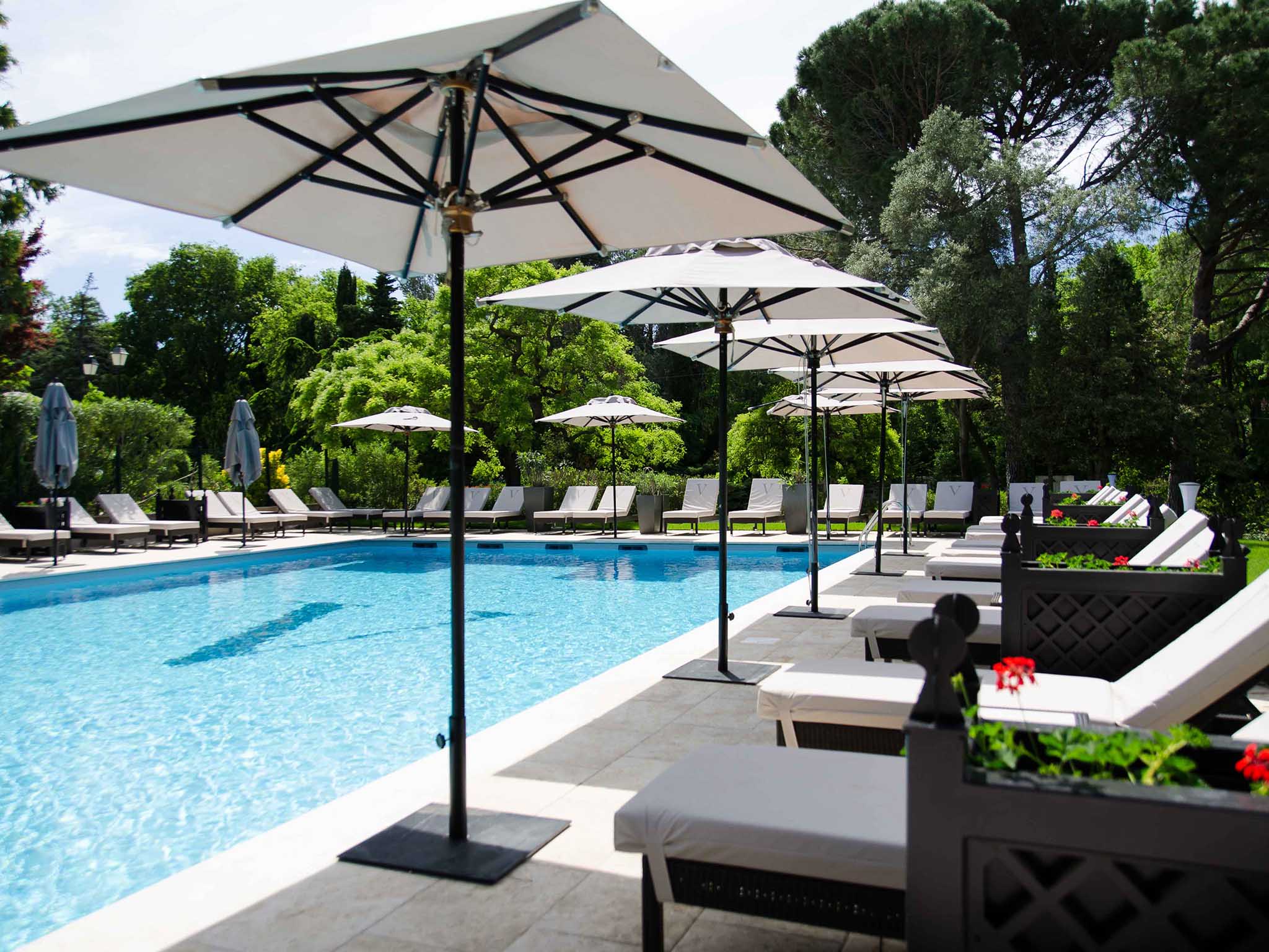 Photographie d'une piscine rénovée par Buleo hôtel Valrugues à St Rémy de Provence