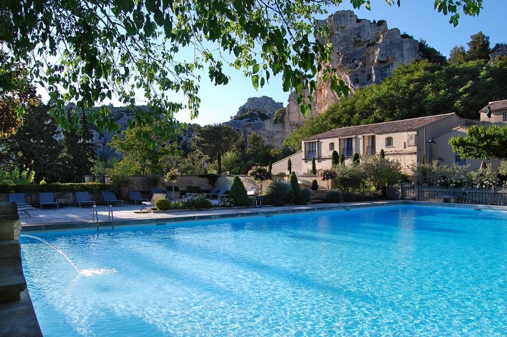 Photographie d'une piscine rénovée par buleo hotel Baumaniere aux Baux De Provence